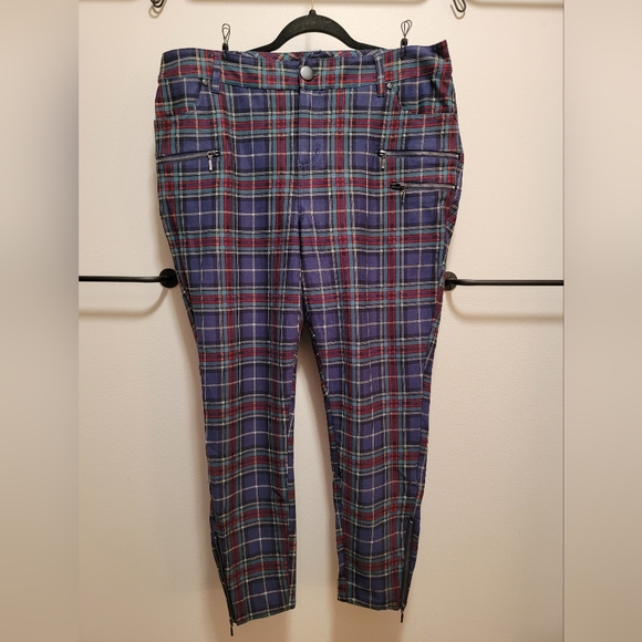 Torrid Plaid Pixie Capri - Picture 1 of 8